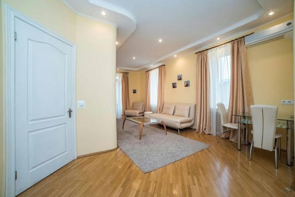 Солнечные апартаменты на Крещатике Киев Экстерьер фото